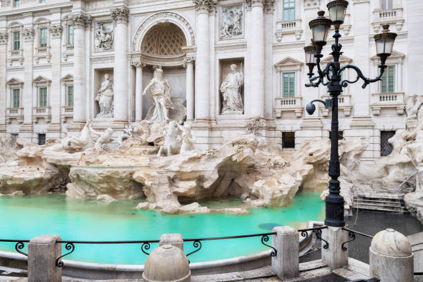 trevi-brunnen in regen tag - blue rain rome italy stock-fotos und bilder