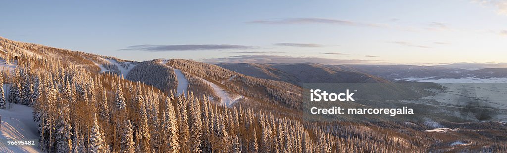 Panorama od stoków narciarskich na zimę, Steamboat resort, Kolorado - Zbiór zdjęć royalty-free (Chłodny)