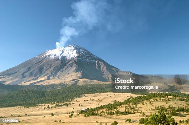 Activa Coberto De Neve Vulcão Popocatepetl - Fotografias de stock e mais imagens de Vulcão Popocatepetl - Vulcão Popocatepetl, Erupção, Montanha