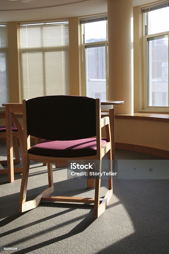 空のデスクと椅子で、大学の学生寮の研究ホール。 - からっぽのロイヤリティフリーストックフォト
