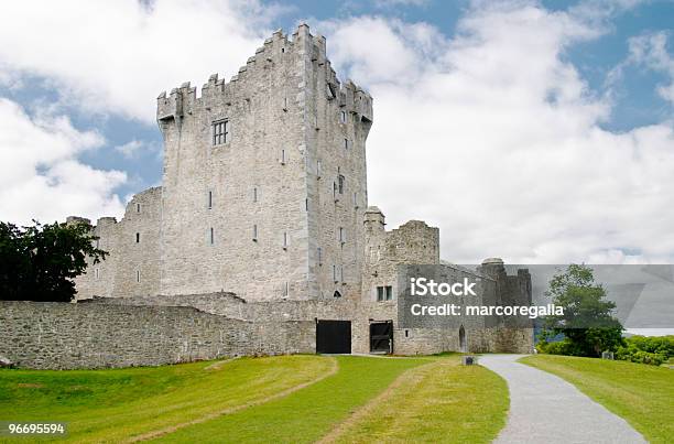 Ross Castillo De Killarney Irlanda Foto de stock y más banco de imágenes de Adulto maduro - Adulto maduro, Aire libre, Antigualla