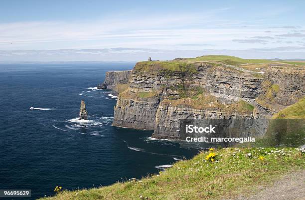 Photo libre de droit de Falaises De Moher En Irlande banque d'images et plus d'images libres de droit de Arranger - Arranger, Burren, Château