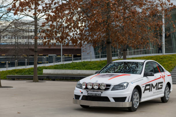 stuttgart, deutschland - 3. februar 2018, die mercedes-benz-museum - rallye c-klasse amg am eingang - mercedes benz museum stock-fotos und bilder