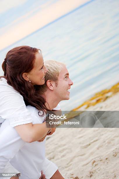 Pareja Joven Divirtiéndosen La Playa Foto de stock y más banco de imágenes de A caballo - A caballo, Actividades recreativas, Adulto