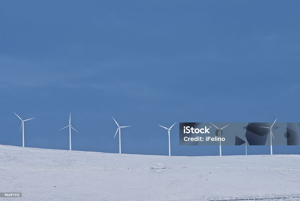 Turbinas eólicas en snowed a las montañas - Foto de stock de Aerogenerador libre de derechos