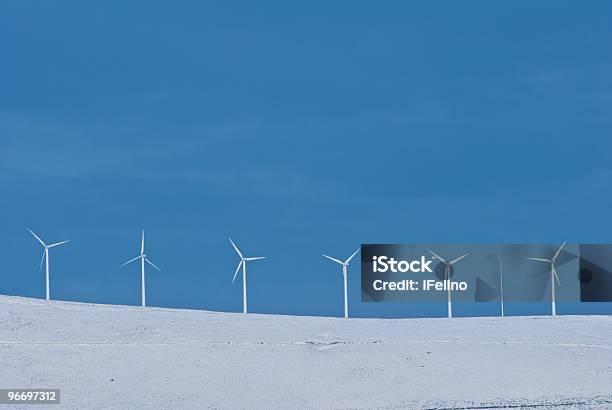 Turbinas Eólicas En Snowed A Las Montañas Foto de stock y más banco de imágenes de Aerogenerador - Aerogenerador, Aire libre, Azul