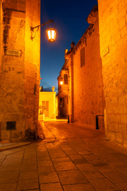 夜、イムディーナ旧市街、マルタ狭い中世通り - イムディーナ ストックフォトと画像