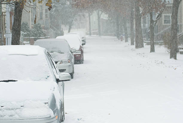 istock Snowstorm hitting the city 96698093