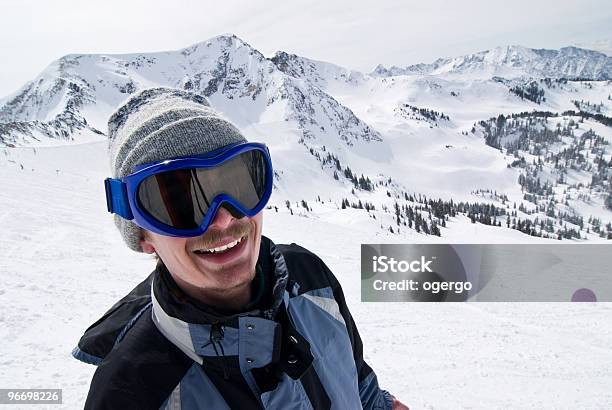 Closeup Portrait Of A Male Любителей Лыж — стоковые фотографии и другие картинки Белый - Белый, Весёлый, Взрослый