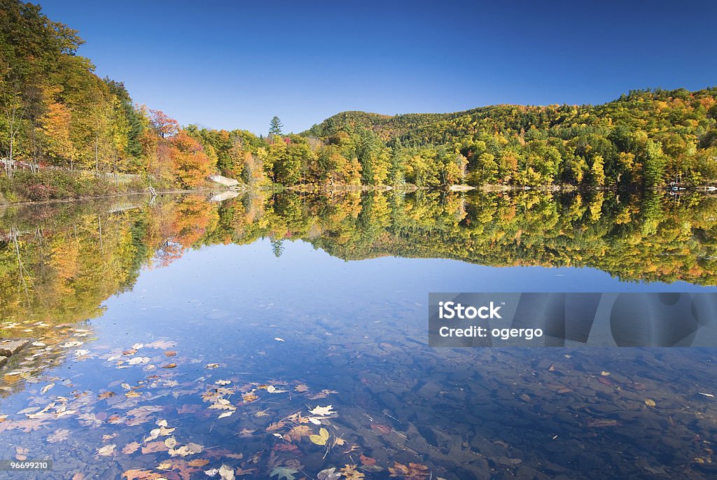 Paisaje de otoño ideal junto al lago - Foto de stock de Borde del agua libre de derechos