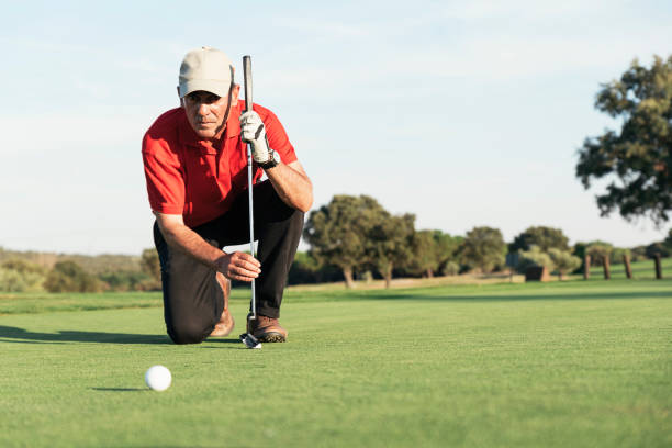 senior golfspieler konzentriert sich auf grün. - golf golf club luxury golf course stock-fotos und bilder