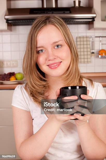 Felice Donna Con Una Tazza Di Caffè Nelle Sue Mani - Fotografie stock e altre immagini di Adulto - Adulto, Alla moda, Allegro