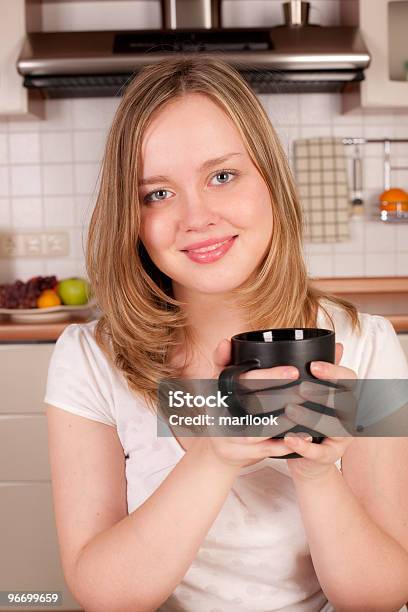Foto de Feliz Mulher Com Uma Xícara De Café Em Suas Mãos e mais fotos de stock de Adulto - Adulto, Bebida, Beleza