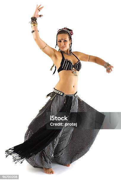 Foto de Garota Com Roupas De Dança Tribal e mais fotos de stock de Adulto - Adulto, Anel - Joia, Arrumado