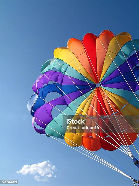 Paracaídas Foto de stock y más banco de imágenes de Paracaidismo - Paracaidismo, Actividad, Aire libre