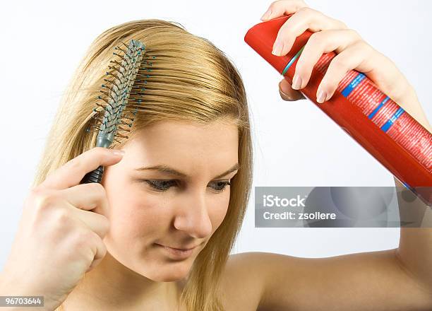 Młoda Kobieta Z Rolki Grzebień I Hairspray - zdjęcia stockowe i więcej obrazów Lakier do włosów - Lakier do włosów, Grzebień - Pielęgnacja włosów, Tylko jedna kobieta