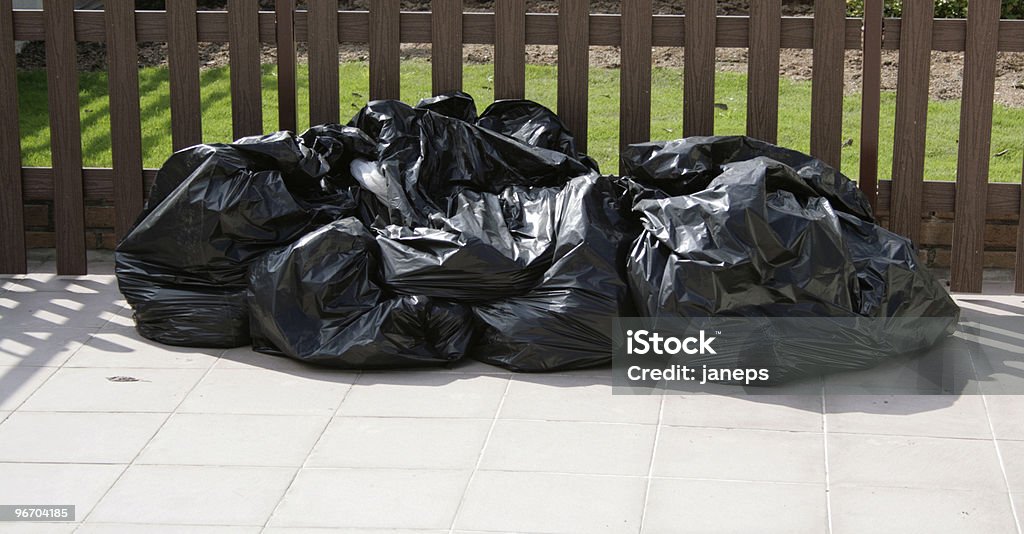 Sacchetti della spazzatura - Foto stock royalty-free di Colore nero
