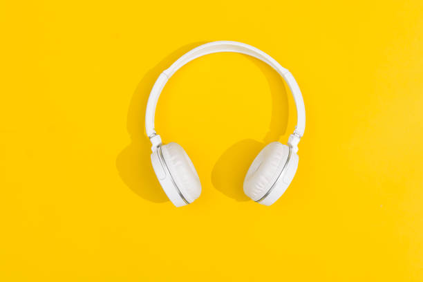 headphone - headphone in ear nirkabel foto potret stok, foto, & gambar bebas royalti