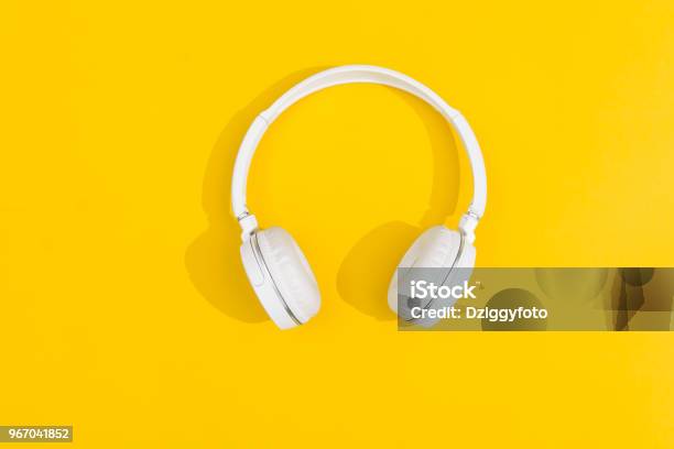 Słuchawki - zdjęcia stockowe i więcej obrazów Słuchawka nauszna - Słuchawka nauszna, Słuchawki, Barwne tło