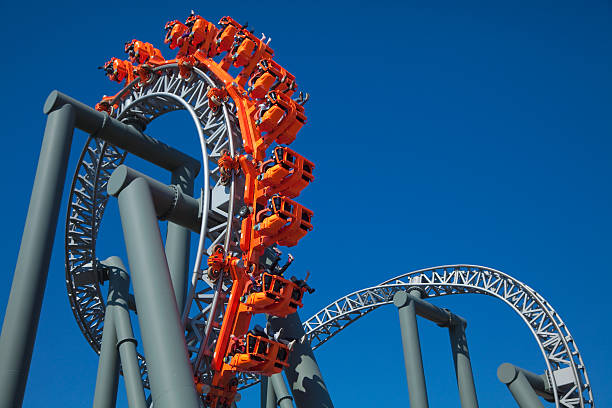 vergnügungspark park - rollercoaster people amusement park ride red stock-fotos und bilder