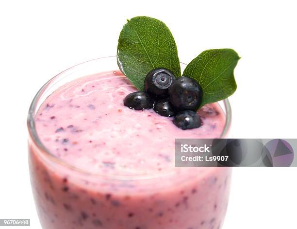 Batido De Frambuesa Foto de stock y más banco de imágenes de Alimento - Alimento, Arándano, Batido de frutas