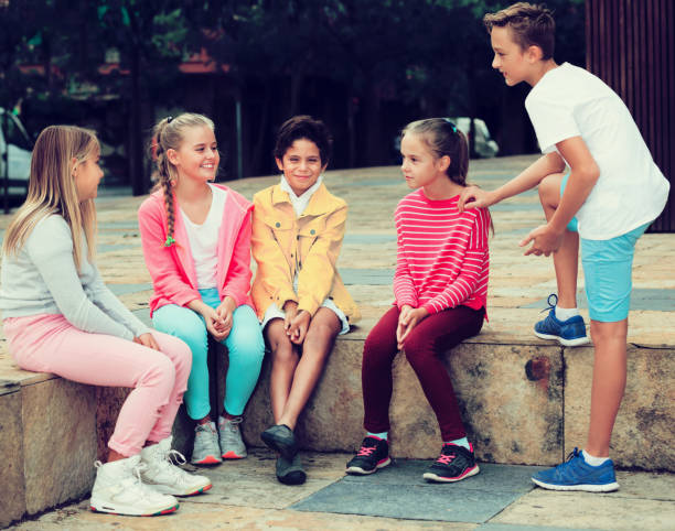 istock Kids talking on city walk 967069184