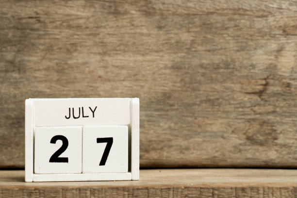 белый блок календарь настоящей даты 27 и месяц июля на лесном фоне - national holiday celebration event party calendar стоковые фото и изображения