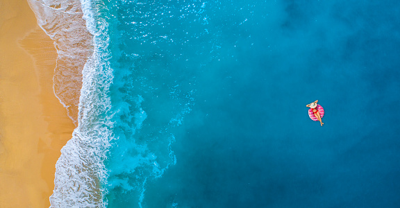 Natación en el mar de color turquesa claro en verano photo