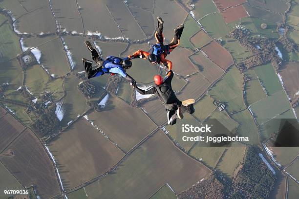 Drei Skydiver In Freefall Stockfoto und mehr Bilder von Fallschirmsport - Fallschirmsport, Hände halten, Ordnung