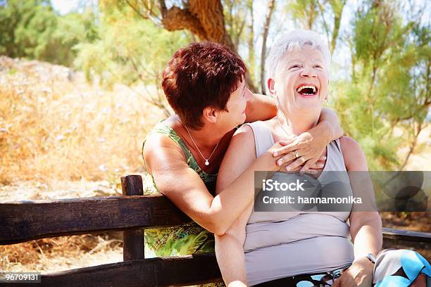 Guapo Senior Madre E Hija Divertirse Foto de stock y más banco de imágenes de Abrazar - Abrazar, Adulto maduro, Cáncer - Tumor