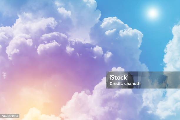 パステル色で太陽と雲の背景 - 雲のストックフォトや画像を多数ご用意 - 雲, 雲海, 空
