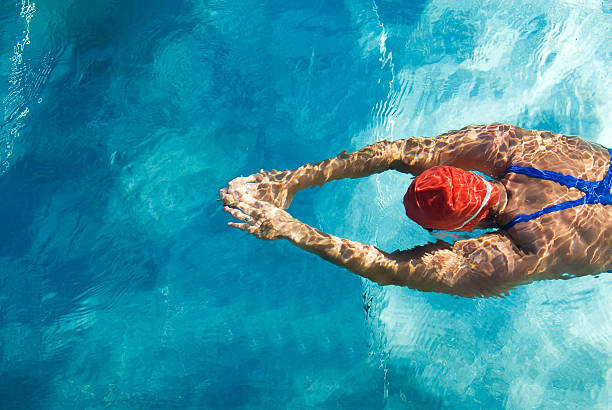 schwimmer tauchen im pool - bademütze stock-fotos und bilder