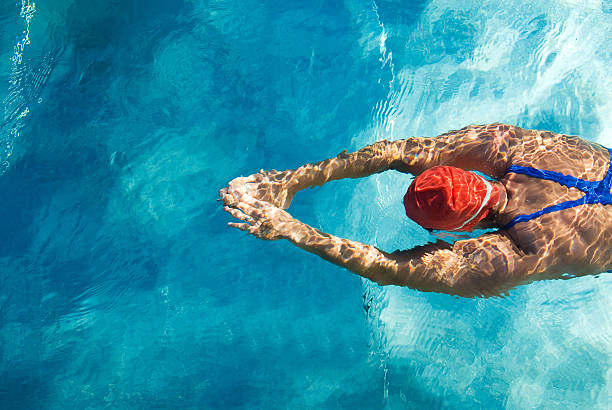 nadador buceo en la piscina - natación fotografías e imágenes de stock