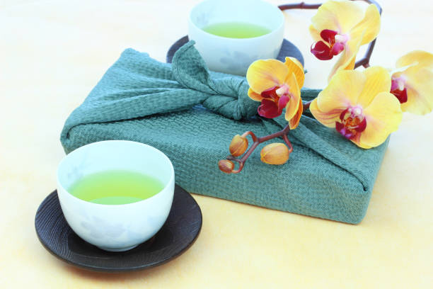 grüner tee und tragetuch - japanese tea cup stock-fotos und bilder