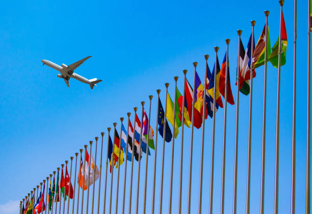 drapeaux et avion - siège des nations unies photos et images de collection