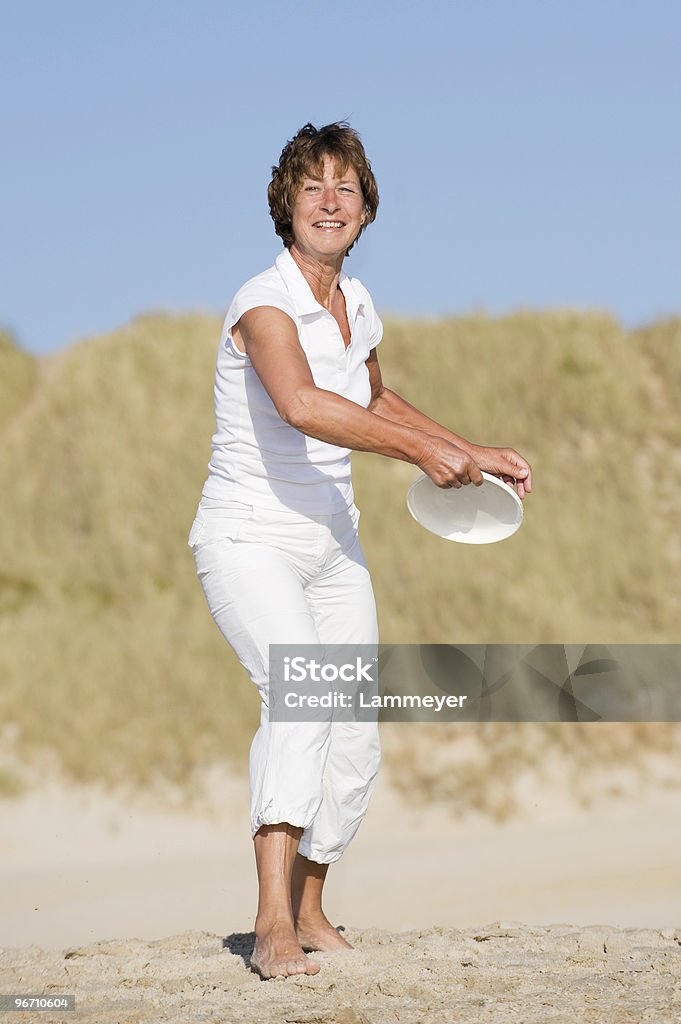 Activo en la playa - Foto de stock de 50-59 años libre de derechos