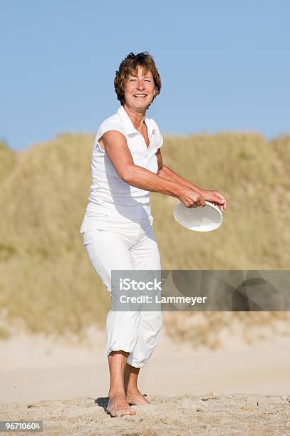 Activo En La Playa Foto de stock y más banco de imágenes de 50-59 años - 50-59 años, Actividad, Adulto