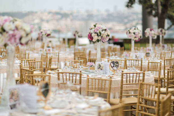 ajuste de la tabla para un evento - wedding reception wedding table hotel reception fotografías e imágenes de stock
