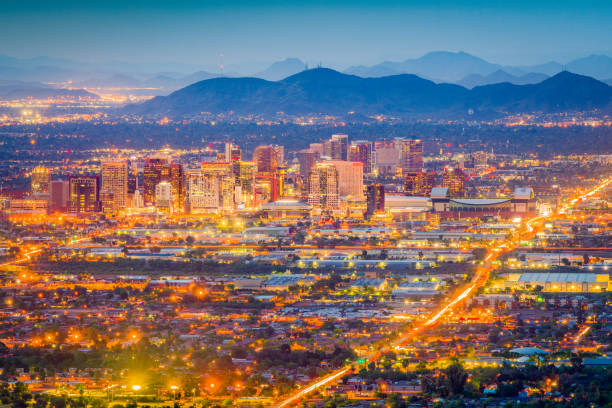 vista da cidade de phoenix, arizona, eua - phoenix arizona city road - fotografias e filmes do acervo