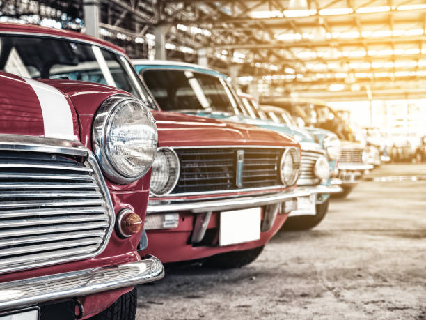 fila de automóviles vintage - coche de coleccionista fotografías e imágenes de stock