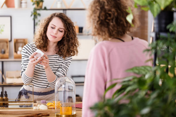 Vendedora Cosmeticos - Banco de fotos e imágenes de stock - iStock Vendedora Cosmeticos - Banco de fotos e imágenes de stock - iStock