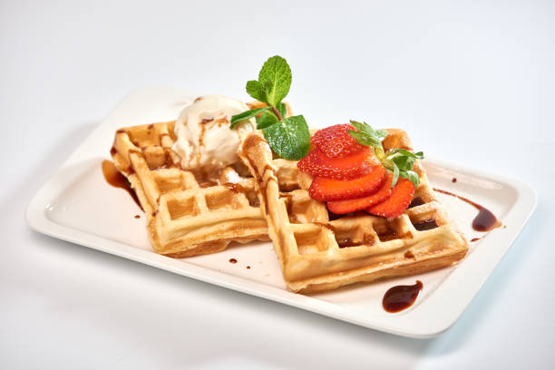 gaufres belges avec des fraises. - waffle waffled belgian waffle food photos et images de collection