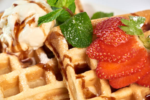 gaufres belges avec des fraises. - waffle waffled belgian waffle food photos et images de collection