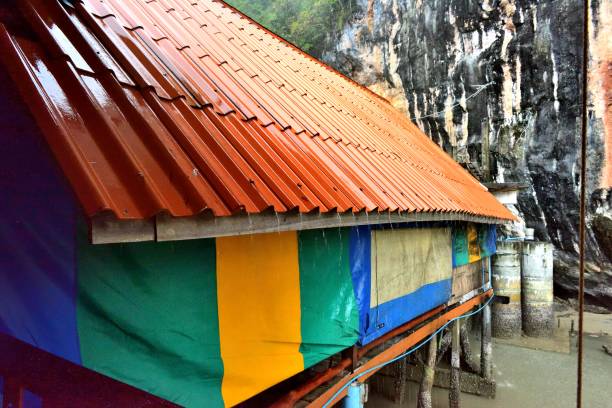 pioggia che si riversa sul tetto di latta - phuket province thailand tourist asia foto e immagini stock