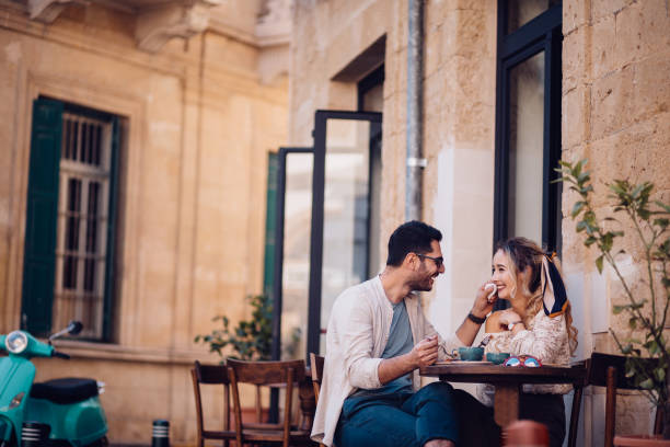 молодая романтическая пара, завтракая в традиционном каменном кафе - coffee couple italy drinking стоковые фото и изображения