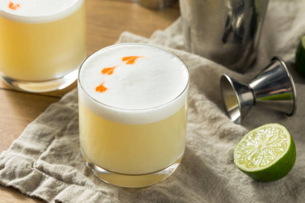 domowe pisco sour cocktail - tart zdjęcia i obrazy z banku zdjęć