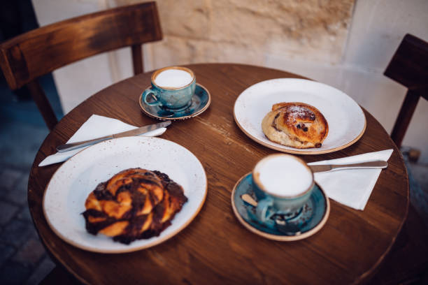 kawa i brunch podawane na drewnianym stole w kawiarni - 2779 zdjęcia i obrazy z banku zdjęć