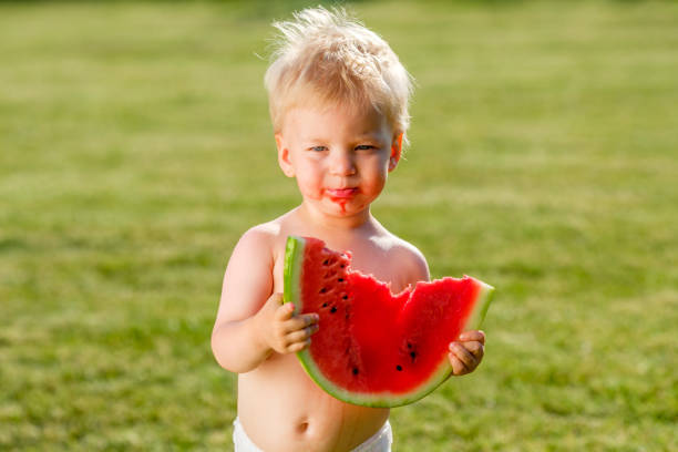 정원에서 수 박 먹고 1 년 �된 아기 - watermelon missing bite melon grass 뉴스 사진 이미지