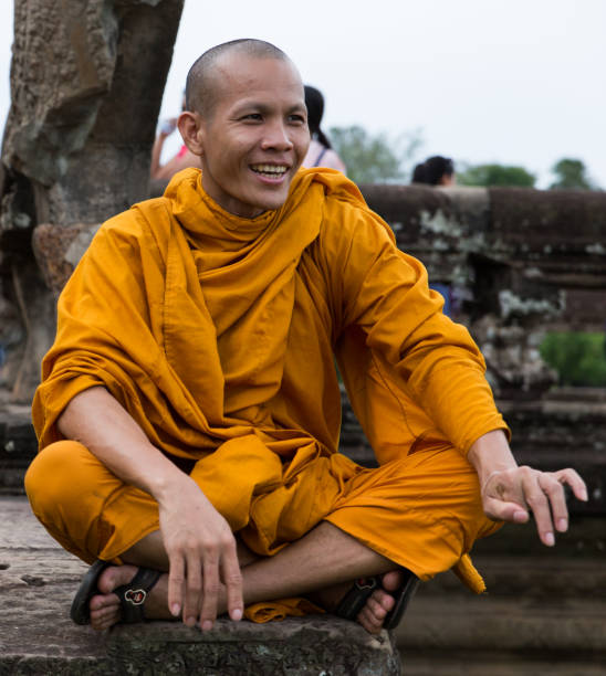 僧侶に座って脚を超えました。 - cambodia monk buddhism angkor wat ストックフォトと画像