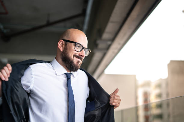 el hombre saca de su chaqueta - undressing fotografías e imágenes de stock